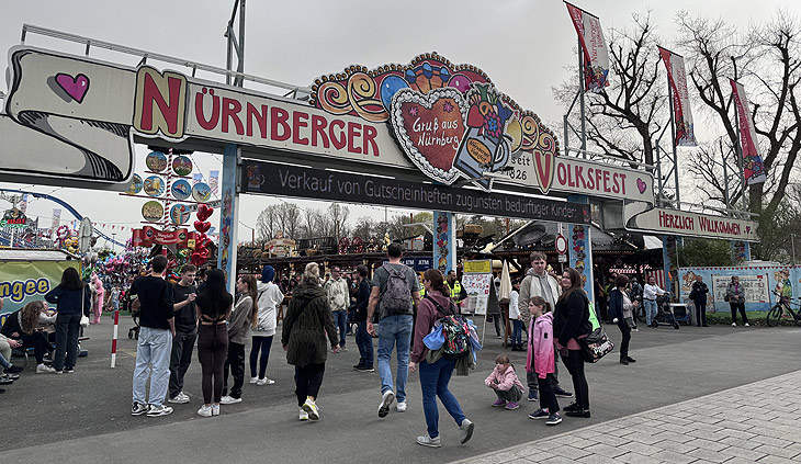 Willkommen auf dem Nürnberger Frühlingsfest 2022 (©Foto: Martin Schmitz)